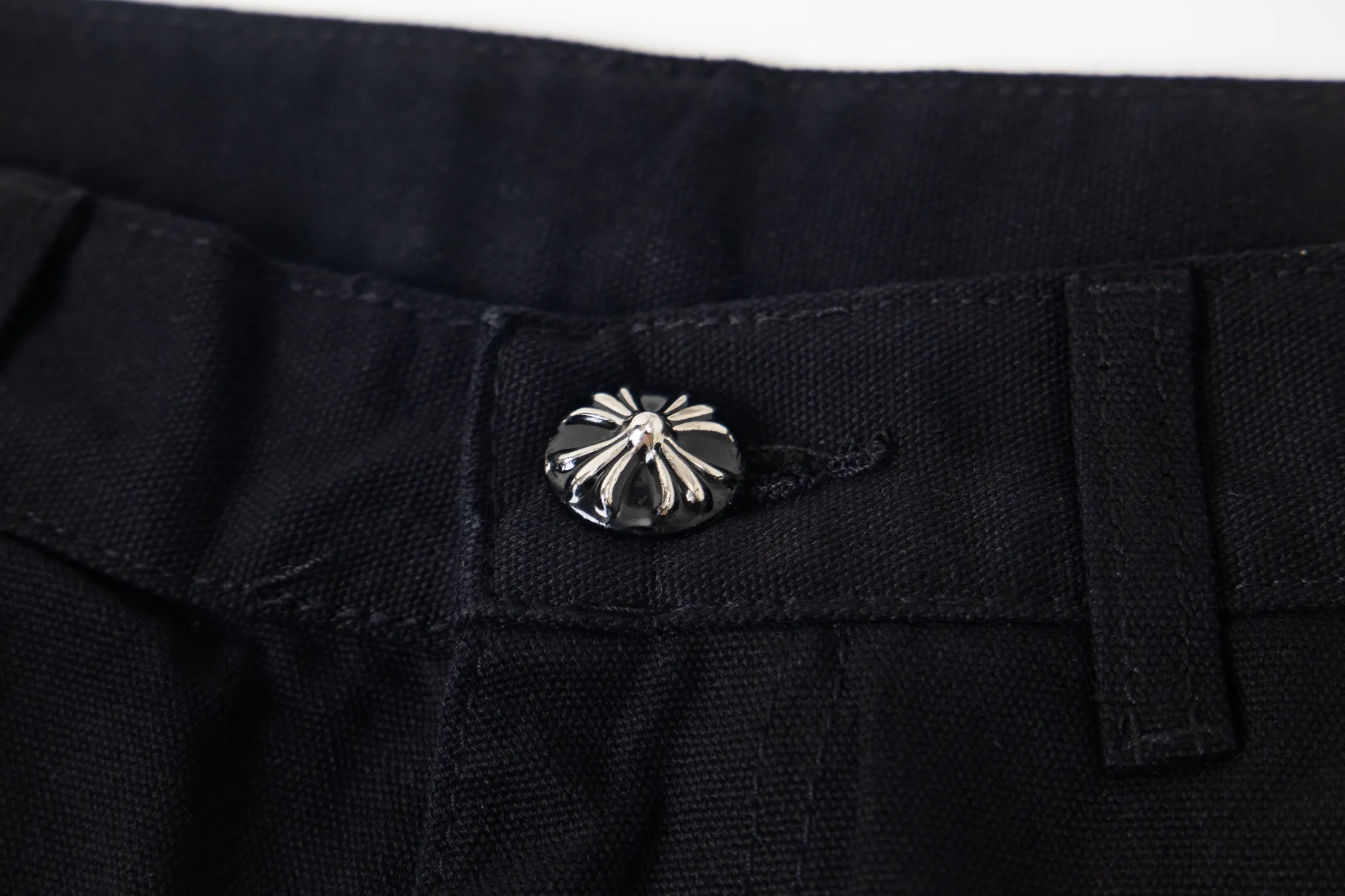 P260 Chrome Hearts Black Timber Pants Red Leather and White Leather Elements Washed Jeans True to restore the ultimate vintage texture Three-dimensional version Loose and comfortable, not picky about body shape Makes you look taller and slimmer Factory Seiko Original factory quality control Same style for men and women Can be matched with couples Versatile recommendation Necessary jeans for all seasons Hipsters have been disappointed From the quality selection of fabrics, the tailoring of details, and the matching of patterns are impeccable! The upper body is so handsome when worn...it can be easily worn by men, women and children! The craftsmanship is made of heavy-duty washed pure cotton denim fabric. After washing, it is soft and thick. It is very stylish when worn on the body. Style number: 1773# Color: black Size: 28 30 32 34 36